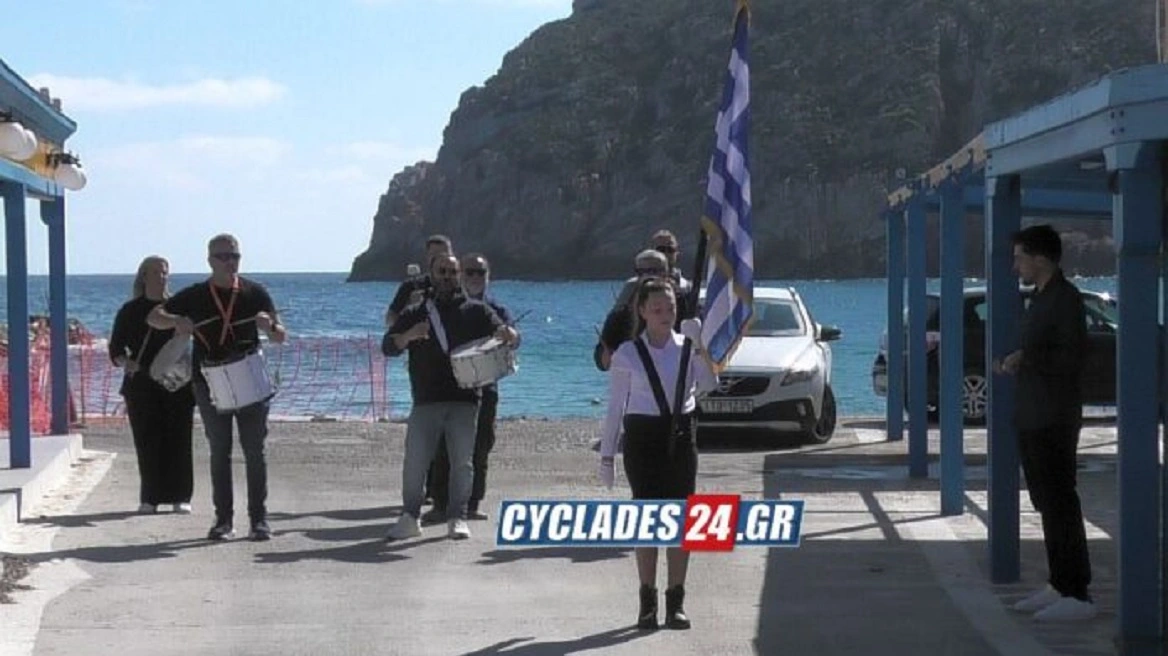 Νάξος: Η μία και μοναδική μαθήτρια έκανε παρέλαση μόνη της στον Απόλλωνα (βίντεο)