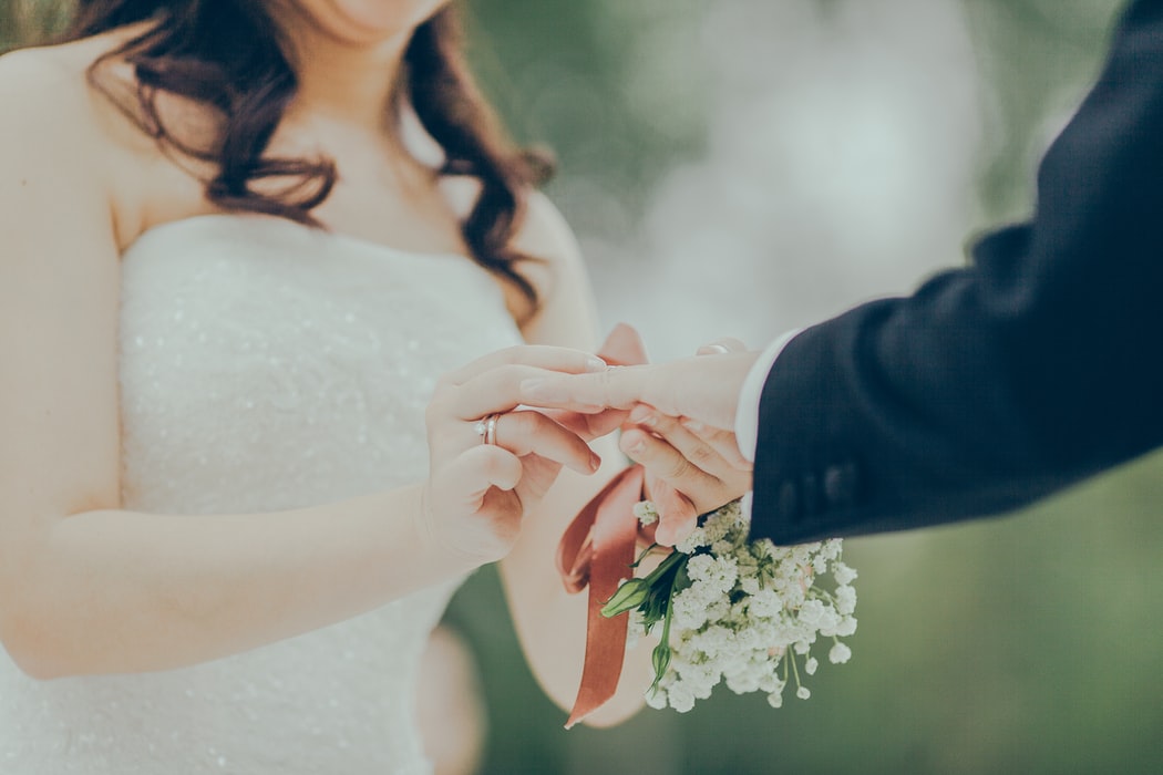Τι ακριβώς είναι ο «άπληστος γάμος» και πώς οδηγεί στην «αποξένωση» από φίλους και οικογένεια;