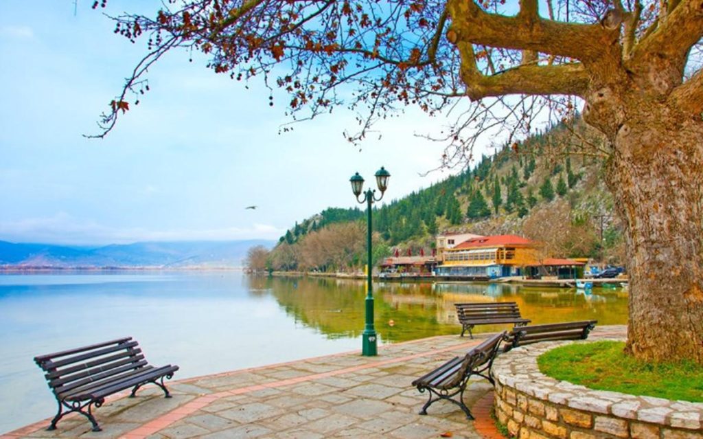 Λίμνη Ορεστιάδα: Το υδάτινο στολίδι της Καστοριάς που μοιάζει σαν να έχει βγει από παραμύθι (φώτο)