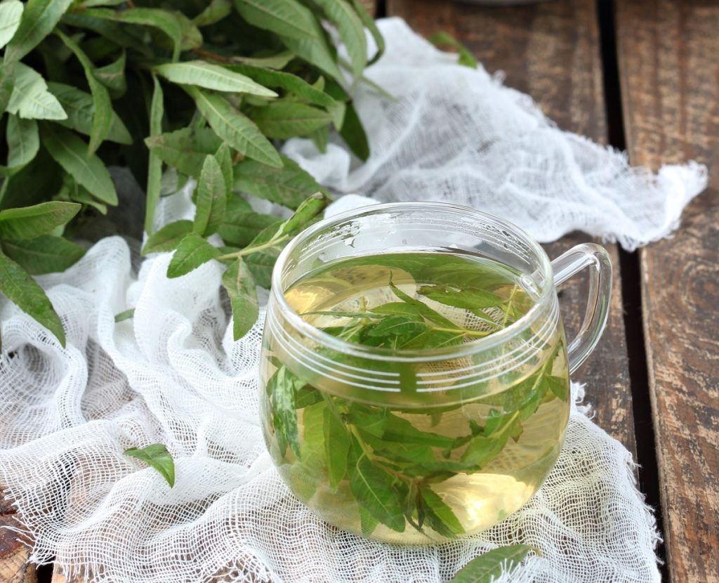 Τσάι λεμονόχορτου: Αυτά είναι τα οφέλη του για την υγεία