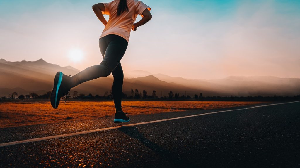 Ήρθε η ώρα να βάλετε τα αθλητικά σας: Αυτά είναι τα 7 οφέλη που έχει για την υγεία το τρέξιμο