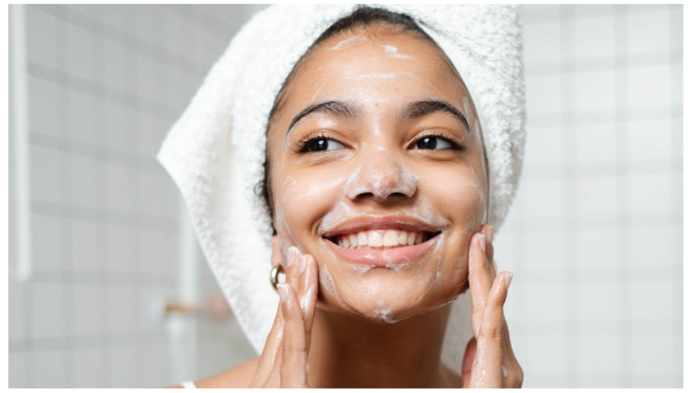 Πόση ώρα πρέπει να πλένεις το πρόσωπό σου; – Οι ειδικοί απαντούν