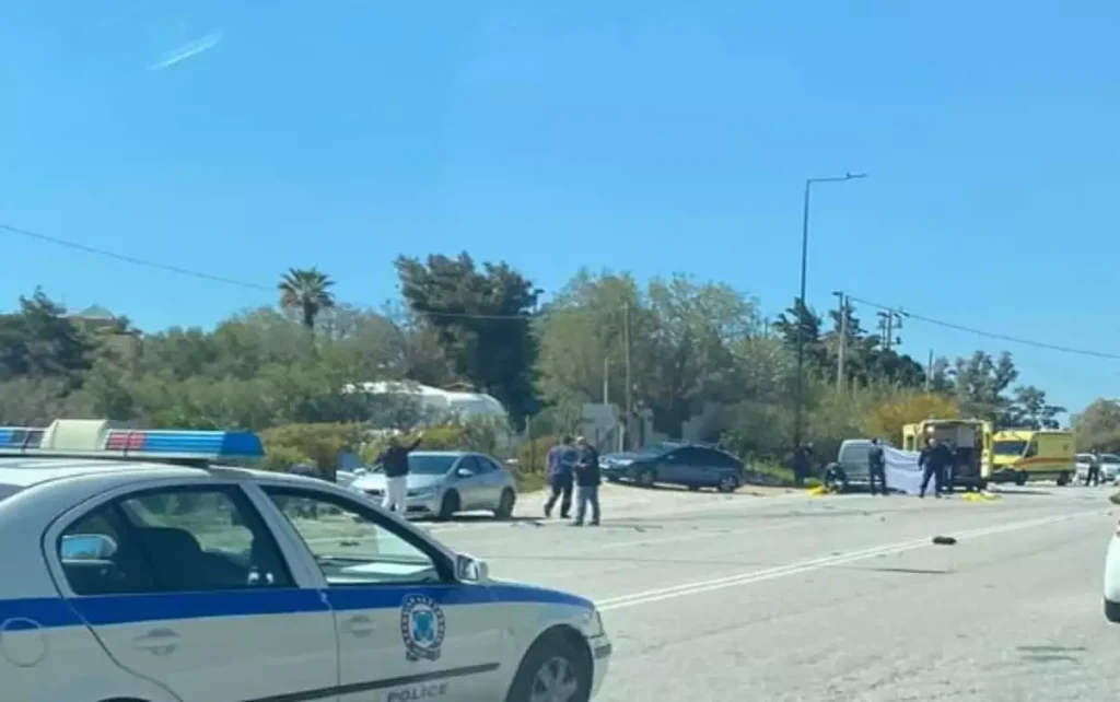 Σοβαρό τροχαίο με δυο αυτοκίνητα και μια μηχανή στη λεωφόρο Αθηνών – Σουνίου – Ένας νεκρός