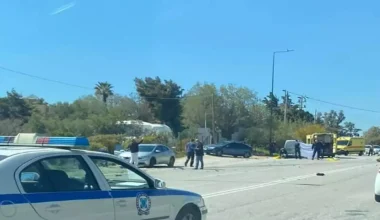 Σοβαρό τροχαίο με δυο αυτοκίνητα και μια μηχανή στη λεωφόρο Αθηνών – Σουνίου