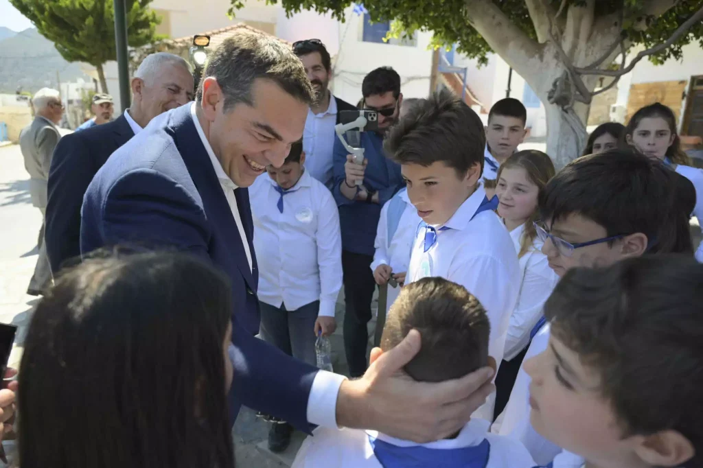 Τσίπρας σε μαθητές στην Τήλο: «Ολοι ΑΕΚτζήδες είστε εδώ;» (βίντεο)