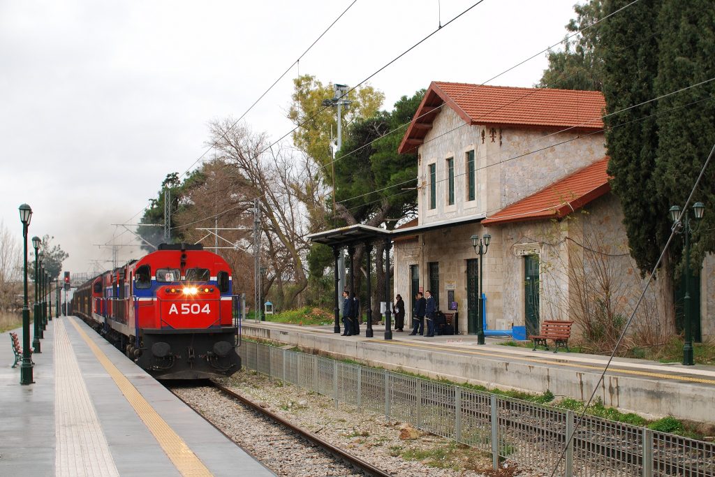 Τι άλλο θα δούμε: Στον σταθμό Δεκέλειας οι επιβάτες αγοράζουν τα εισιτήρια από… ψησταριά