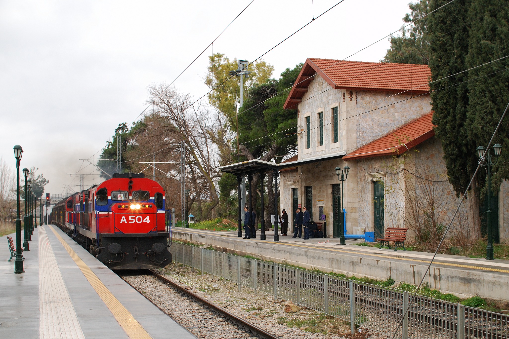 Τι άλλο θα δούμε: Στον σταθμό Δεκέλειας οι επιβάτες αγοράζουν τα εισιτήρια από… ψησταριά