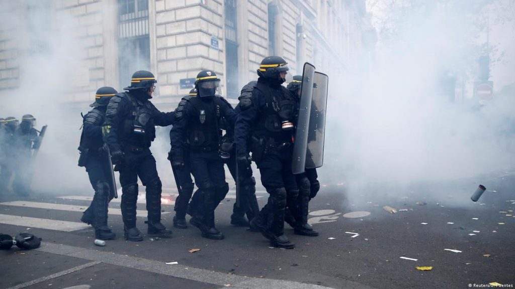 Βίντεο: Με πυροτεχνήματα βαρέως τύπου επιτίθενται στις αστυνομικές δυνάμεις οι διαδηλωτές στους αγρούς της Γαλλίας!
