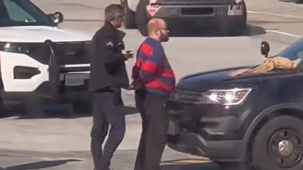 ΗΠΑ: Συνελήφθη επιβάτης αεροπλάνου που άνοιξε την πόρτα και έκανε… τσουλήθρα στην έξοδο κινδύνου (φώτο-βίντεο)