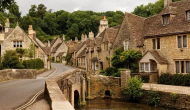 Castle Combe: Το μεσαιωνικό χωριό της βρετανικής εξοχής που έχει γοητεύσει πολλούς κινηματογραφιστές
