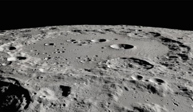 Νέα έρευνα: Πιθανές δεξαμενές νερού τα γυάλινα σφαιρίδια στην επιφάνεια της Σελήνης (φώτο)