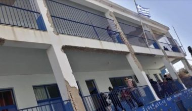 Ο Άκης Τσελέντης καταγγέλλει «σχολείο-φέρετρο» στη Χίο – «Αν γίνει σεισμός θα έχουμε νέα Τέμπη»