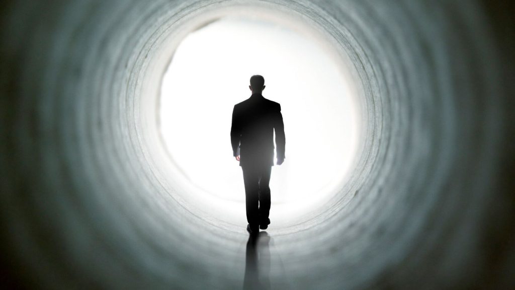 Έχετε αναρωτηθεί τι συμβαίνει όταν πεθαίνει ο άνθρωπος; – «Προσομοιωτής θανάτου» σας βοηθάει να το μάθετε (βίντεο)