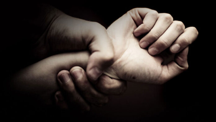 Νέο περιστατικό ενδοοικογενειακής βίας στον Βόλο: 50χρονος έσπασε το δάχτυλο της πρώην συζύγου τους