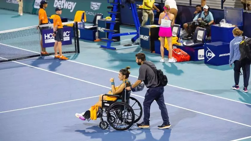 Η Μπιάνκα Αντρεέσκου ξέσπασε σε κλάματα από τον έντονο πόνο και αποχώρησε με αναπηρικό αμαξίδιο στο Miami Open (βίντεο)