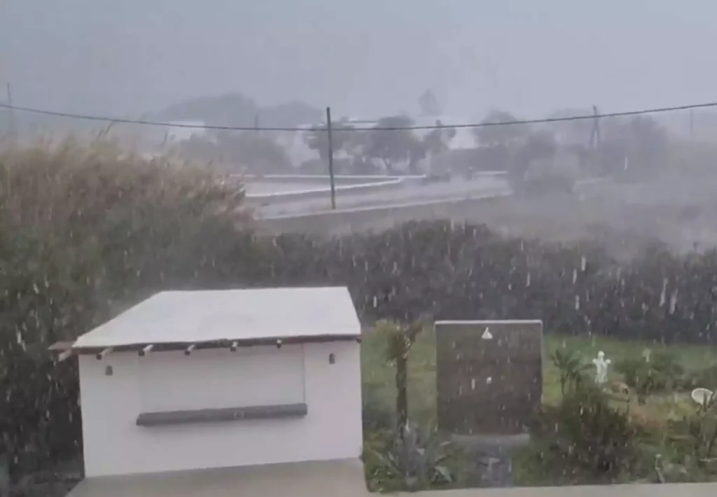 Χαλάζι και αστραπές στη Μύκονο για μόλις 10 λεπτά (βίντεο)