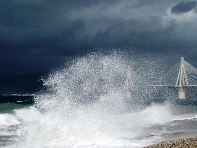 Δεμένα τα πλοία στο πορθμείο Ρίου-Αντιρρίου λόγω των ισχυρών ανέμων