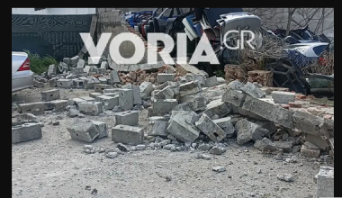 Θεσσαλονίκη: Κατέρρευσε τοίχος εγκαταλελειμμένου κτιρίου λόγω των ισχυρών ανέμων (βίντεο)