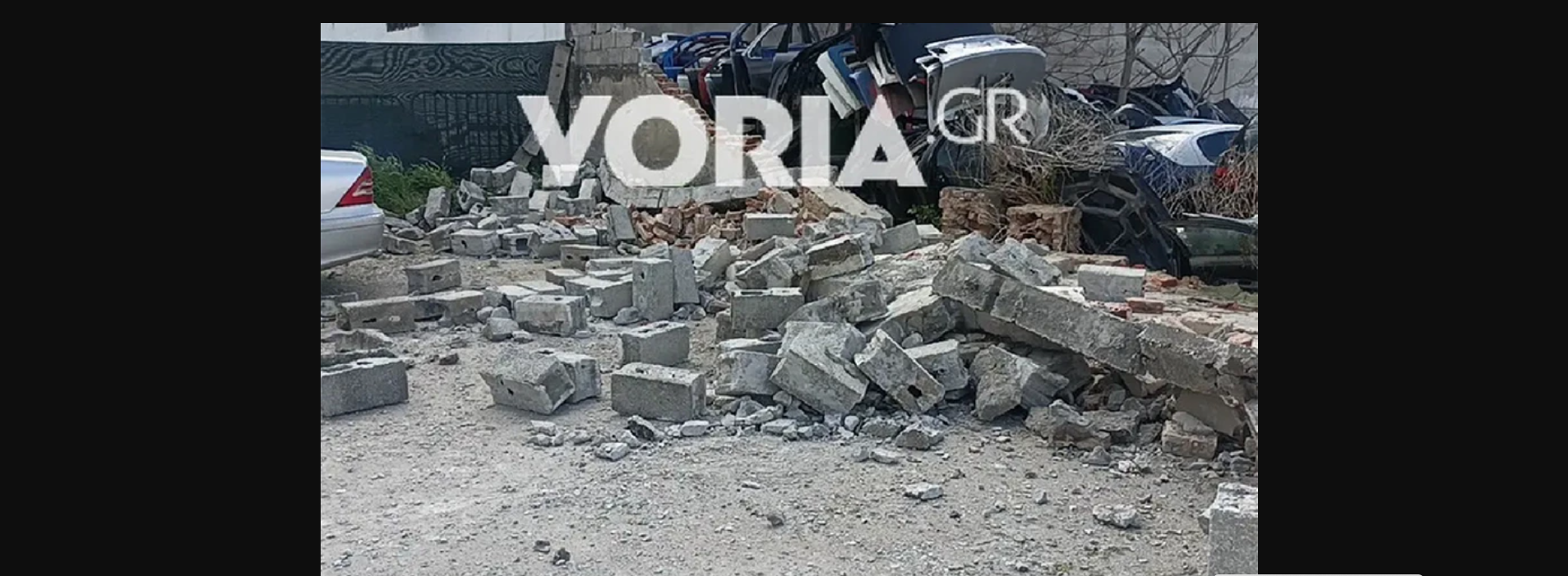 Θεσσαλονίκη: Κατέρρευσε τοίχος εγκαταλελειμμένου κτιρίου λόγω των ισχυρών ανέμων (βίντεο)