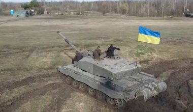 Challenger 2: Επίδειξη ισχύος από το Κίεβο – Οι πρώτες εικόνες των βρετανικών αρμάτων μάχης επί ουκρανικού εδάφους