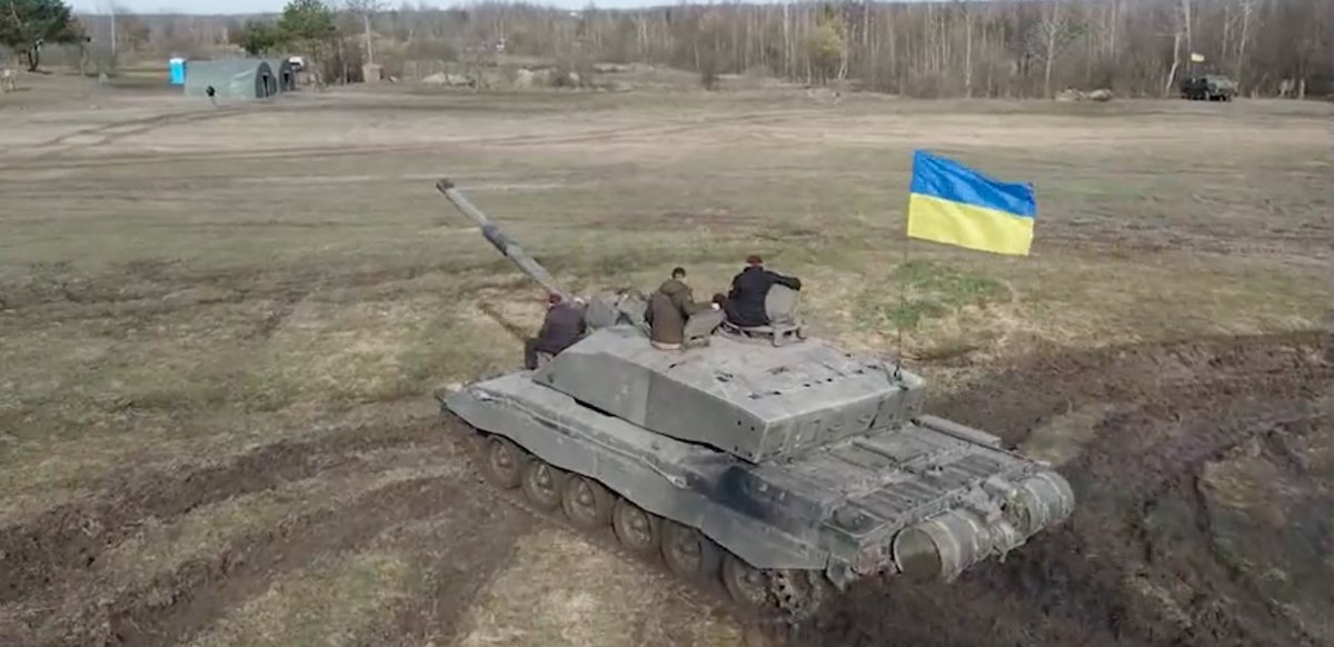 Challenger 2: Επίδειξη ισχύος από το Κίεβο – Οι πρώτες εικόνες των βρετανικών αρμάτων μάχης επί ουκρανικού εδάφους