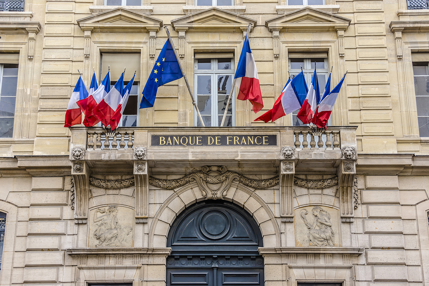 Για πρώτη φορά μαζική έφοδος δικαστών και εισαγγελέων στις μεγαλύτερες γαλλικές τράπεζες για φορολογική απάτη!