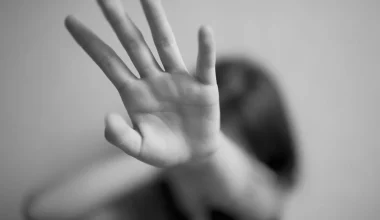 Λακωνία: «Ας πρόσεχε, ποτέ δεν άκουγε» λέει με κυνικότητα η αδερφή της 13χρονης που γέννησε το παιδί του βιαστή της