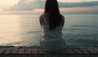 Ψυχολόγος αποκαλύπτει τα δώδεκα ανεπαίσθητα σημάδια της μοναξιάς