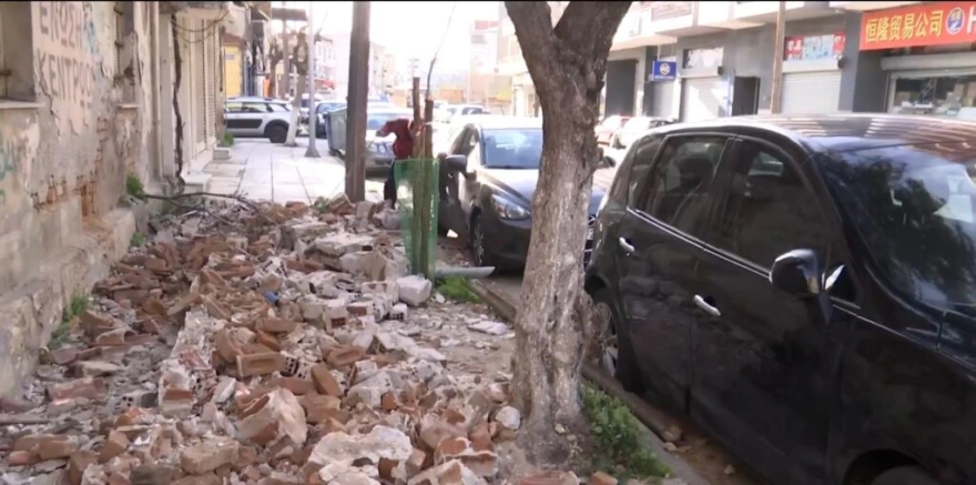Θεσσαλονίκη: Κατέρρευσε σκεπή από εγκαταλελειμμένο σπίτι – Από «θαύμα» γλίτωσε νεαρός που περνούσε από κάτω