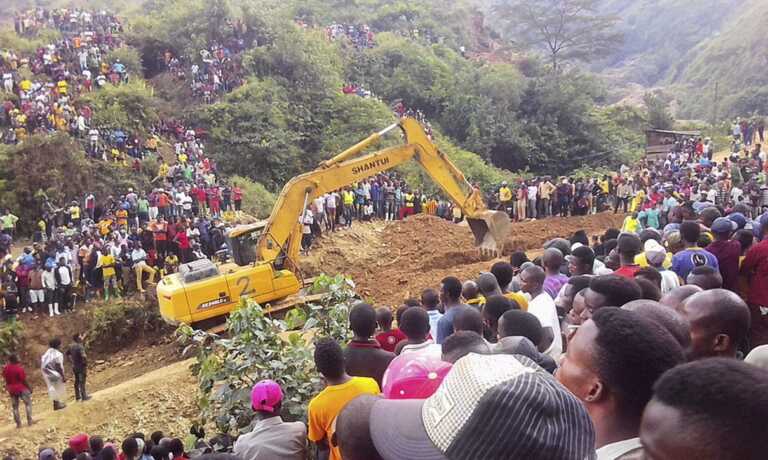 Κονγκό: Η στιγμή που εγκλωβισμένοι εργάτες χρυσωρυχείου καταφέρνουν να βγουν ζωντανοί μετά από κατολίσθηση