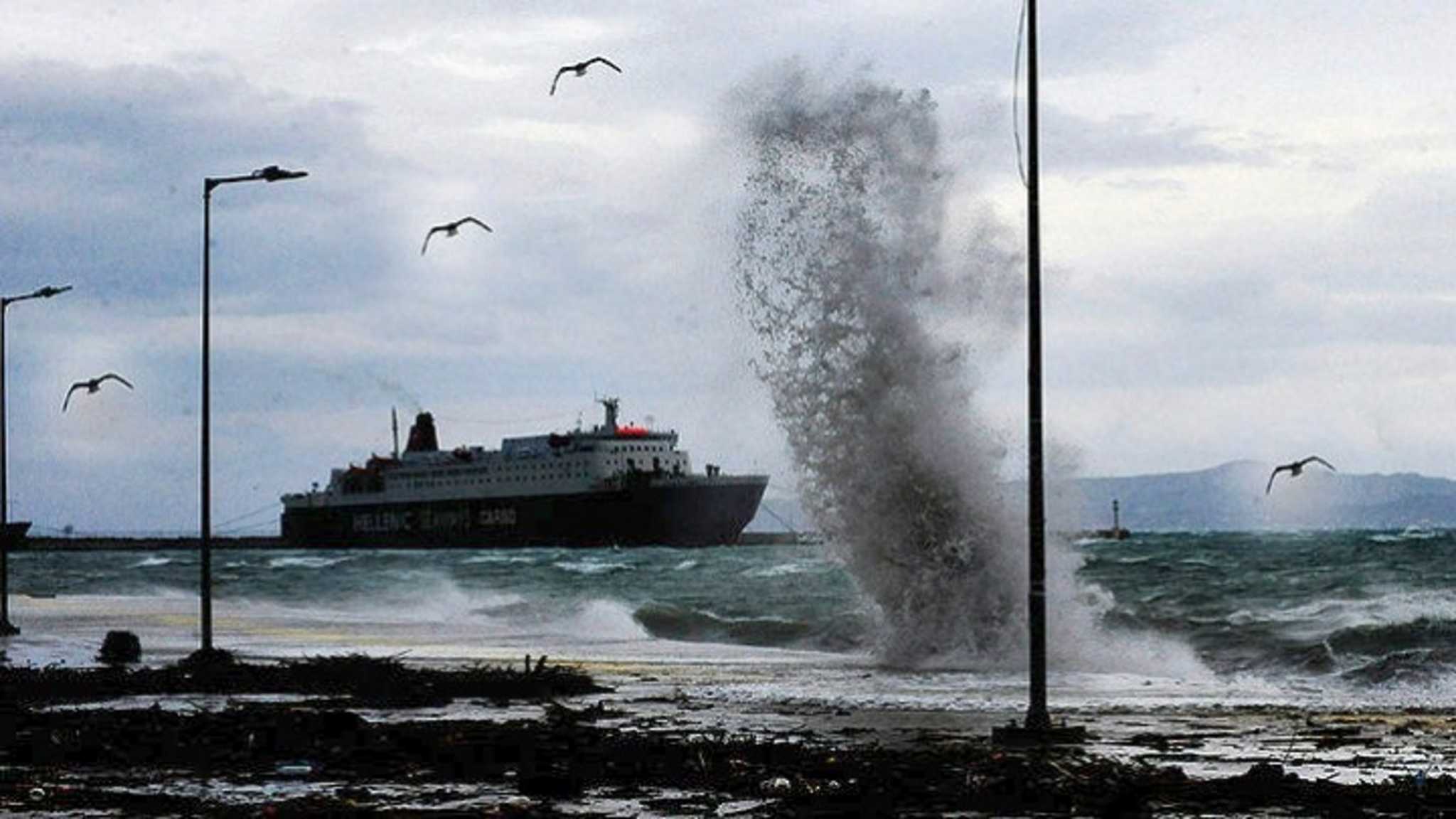 Με καθυστέρηση ο απόπλους των πρωινών πλοίων από τον Πειραιά λόγω των ισχυρών ανέμων