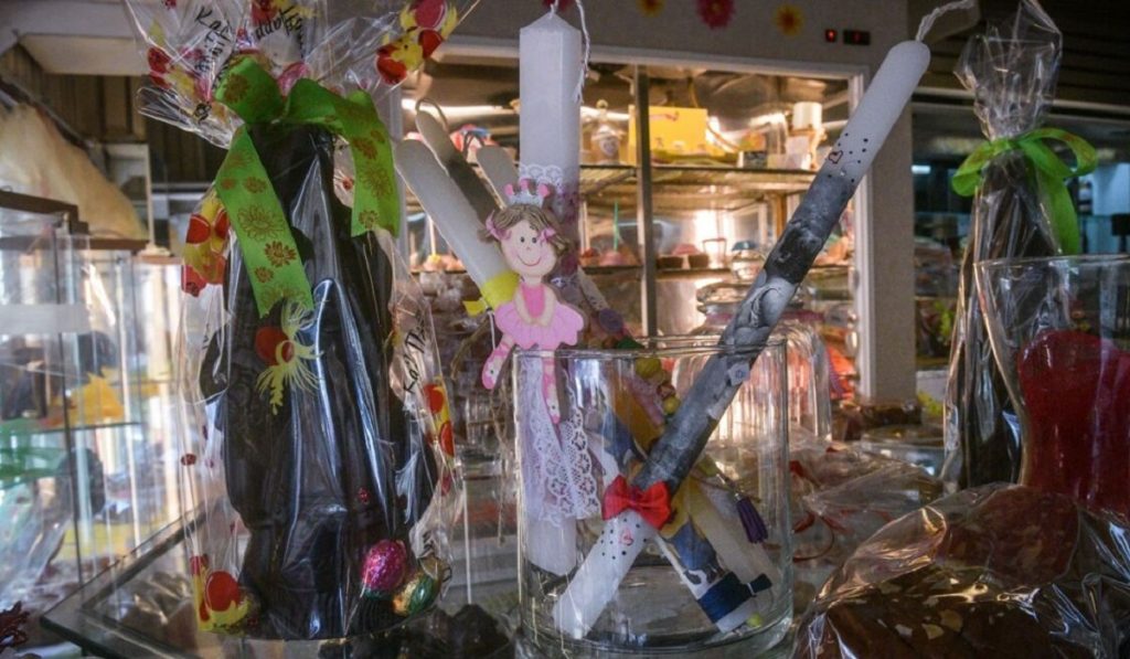 Σε ισχύ από σήμερα το «καλάθι των νονών»: Τι θα περιλαμβάνει – Στα ύψη οι τιμές στα πασχαλινά προϊόντα