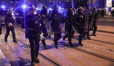 Μάχες μεταξύ αστυνομικών και πυροσβεστών στην Γαλλία: Οι αστυνομικοί τρέπονται σε φυγή