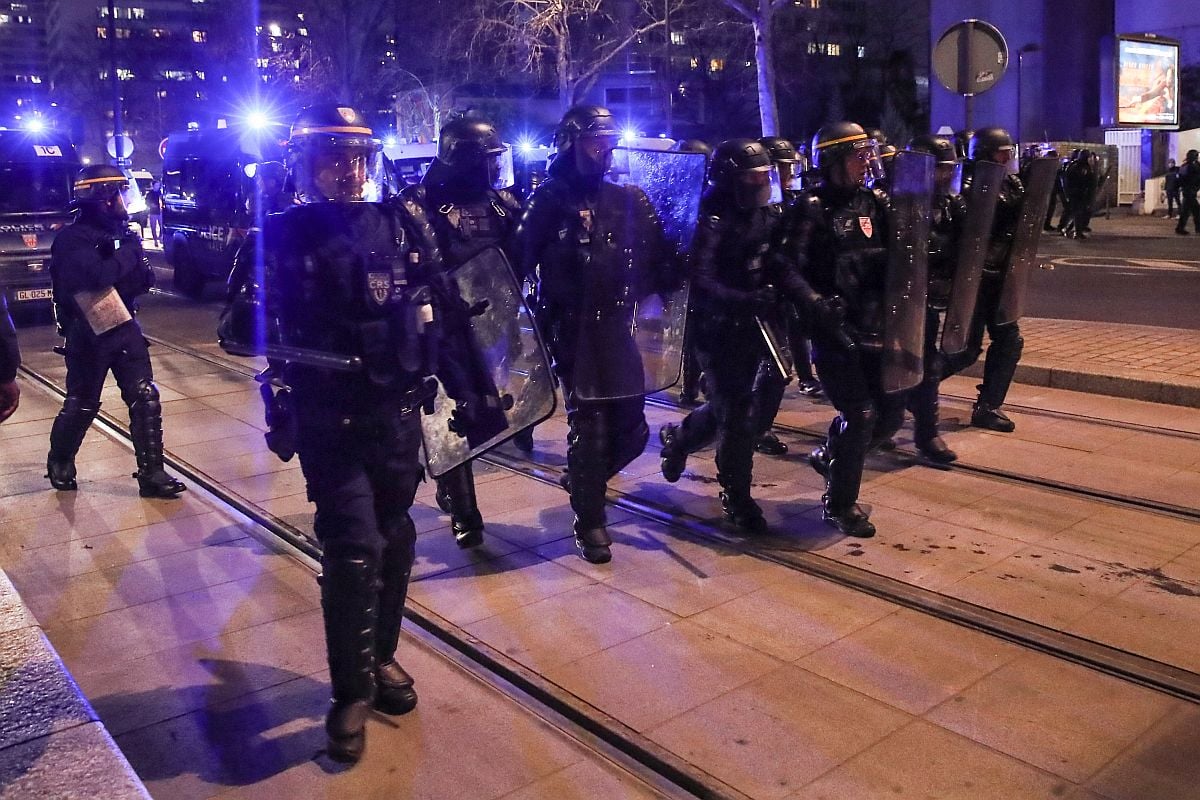 Μάχες μεταξύ αστυνομικών και πυροσβεστών στην Γαλλία: Οι αστυνομικοί τρέπονται σε φυγή