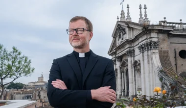 Παραιτήθηκε βασικό μέλος της επιτροπής του Βατικανού που ερευνά τον βιασμό παιδιών