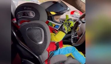 Αγοράκι 3 ετών σε παιδικό κάθισμα οδηγεί μια κόκκινη Ferrari 1000 ίππων (βίντεο)