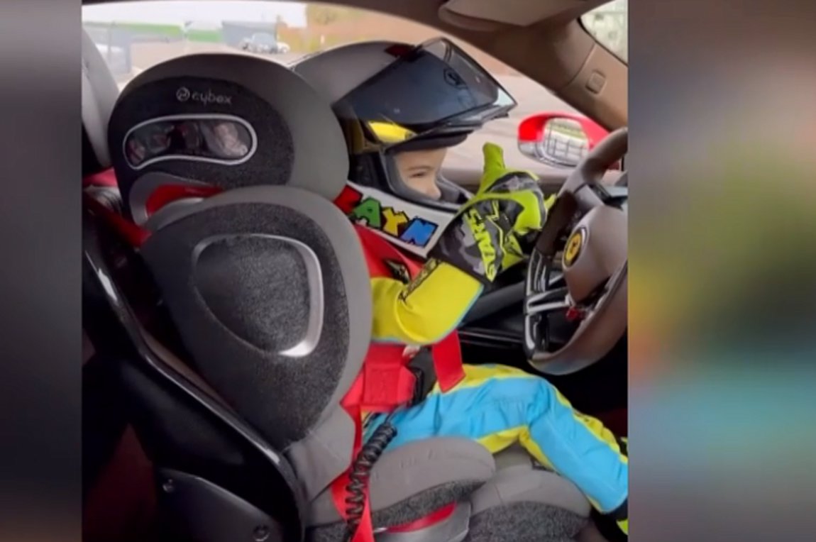 Αγοράκι 3 ετών σε παιδικό κάθισμα οδηγεί μια κόκκινη Ferrari 1000 ίππων (βίντεο)