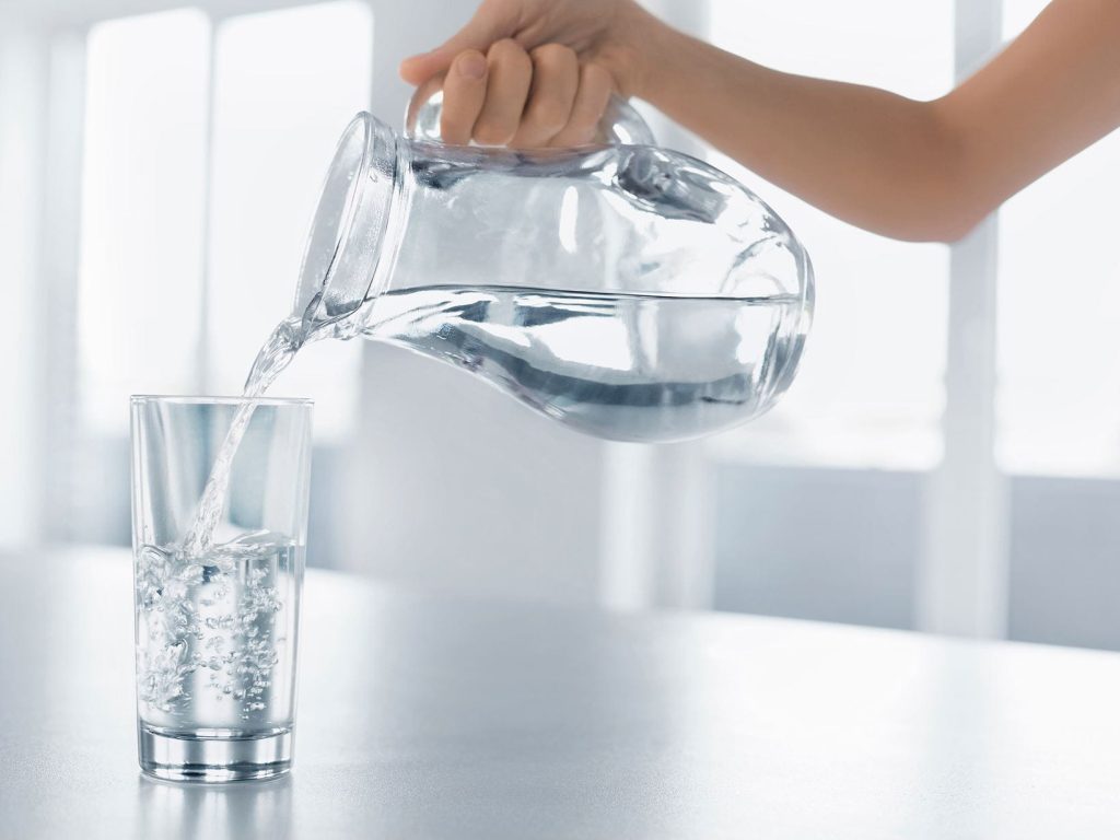 Εσείς κάθε πότε πλένετε το μπουκάλι ή την κανάτα νερού; – Τι μπορεί να συμβεί αν το αμελείτε