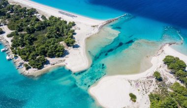 Γλαρόκαβος: Η γαλάζια παραλία της Χαλκιδικής με τα πεντακάθαρα νερά που θυμίζουν φυσική πισίνα