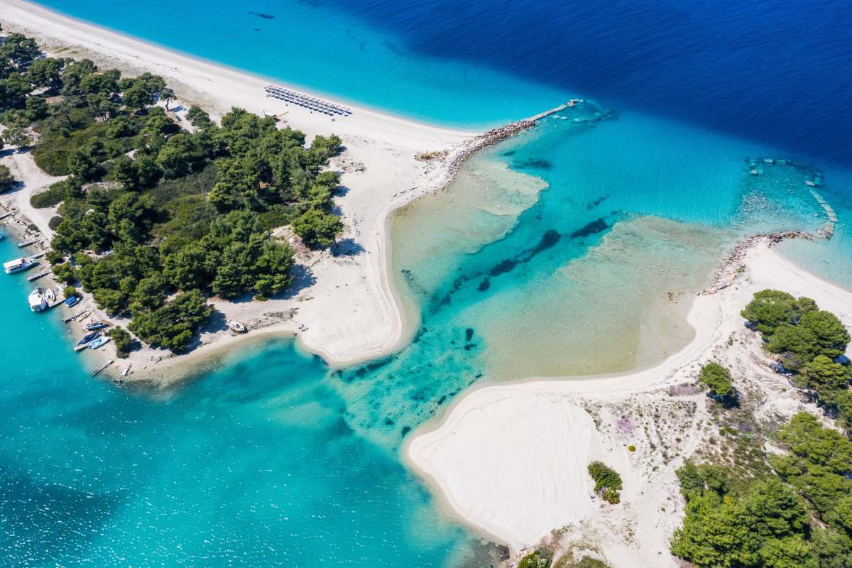 Γλαρόκαβος: Η γαλάζια παραλία της Χαλκιδικής με τα πεντακάθαρα νερά που θυμίζουν φυσική πισίνα