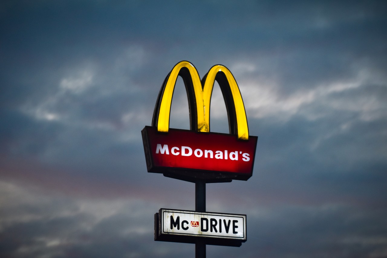 McDonald’s: Μια παράξενη θεωρία κάνει λόγο για κρυφό νόημα ερωτικού περιεχομένου πίσω από το λογότυπο