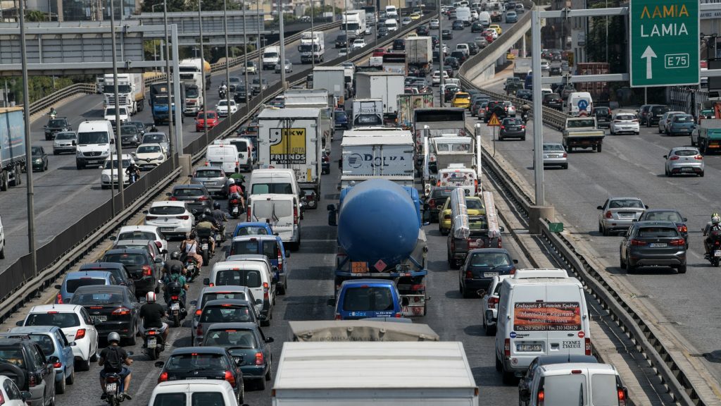 Στο «κόκκινο» η κίνηση στους δρόμους – Καραμπόλα τεσσάρων ΙΧ στην Κατεχάκη