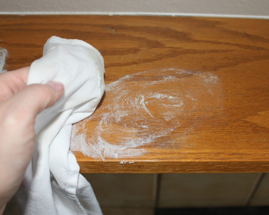Απλοί τρόποι για να καθαρίσετε τους λεκέδες από το ξύλινο πάτωμα