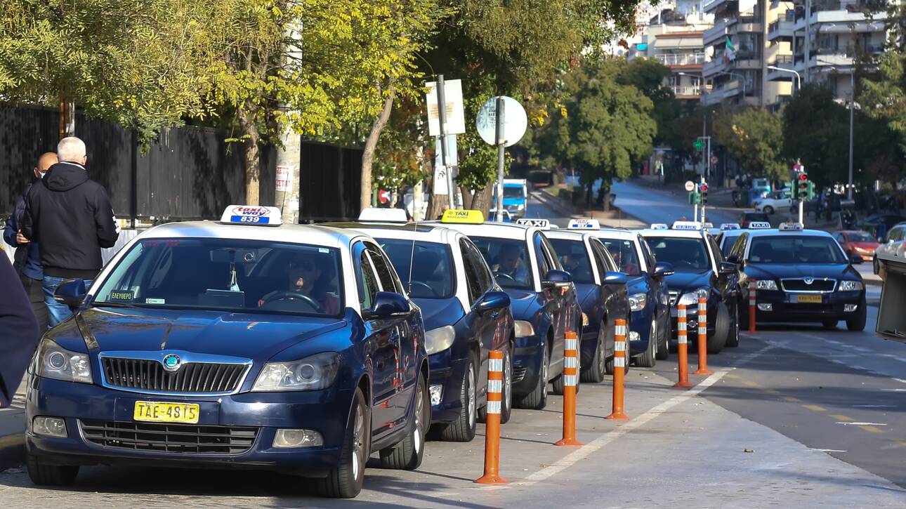Θεσσαλονίκη: Οδηγός ξεκίνησε το ταξί πριν κατέβει 80χρονη – Την άφησε τραυματισμένη και έφυγε