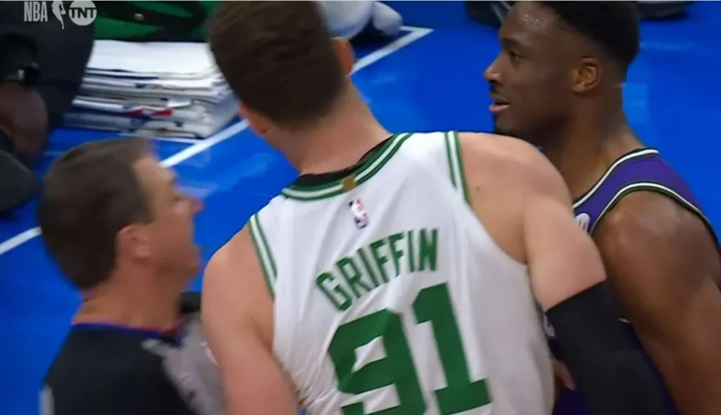 «Ξέφυγε» ο Θανάσης Αντετοκούνμπο: Έριξε κουτουλιά σε αντίπαλό του μετά την ήττα των Μπακς από τους Σέλτικς