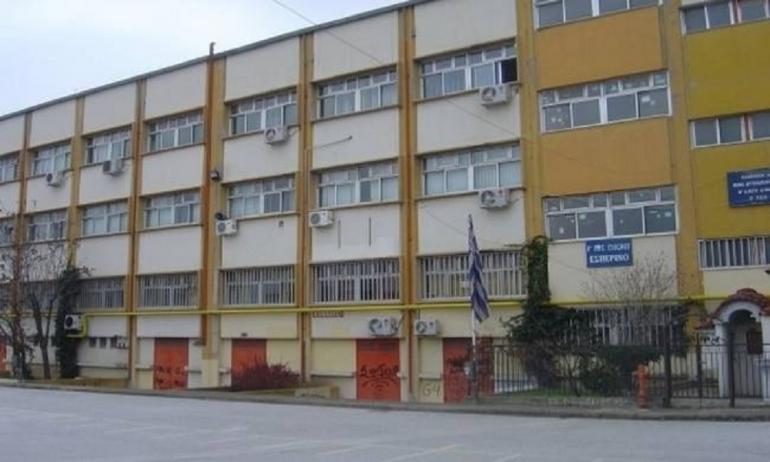Θεσσαλονίκη: Εξωσχολικοί εισέβαλαν σε τάξη και επιτέθηκαν σε καθηγήτρια του 2ου ΕΠΑΛ Ευόσμου