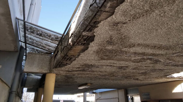 Καλαμάτα: Κίνδυνος για πολίτες και εργαζομένους στο κτίριο του ΟΑΕΔ από πτώση σοβάδων και τσιμέντων (φωτό)