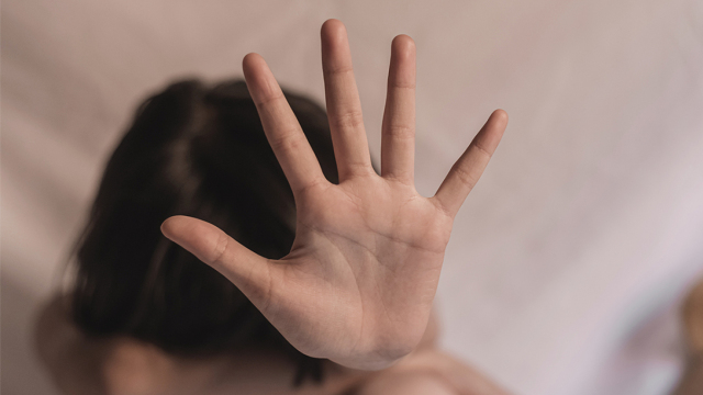 Πέραμα: Η μητέρα της 6χρονης λέει ότι είδε την κόρη της «ξαπλωμένη και τον 43χρονο να τη χαϊδεύει»