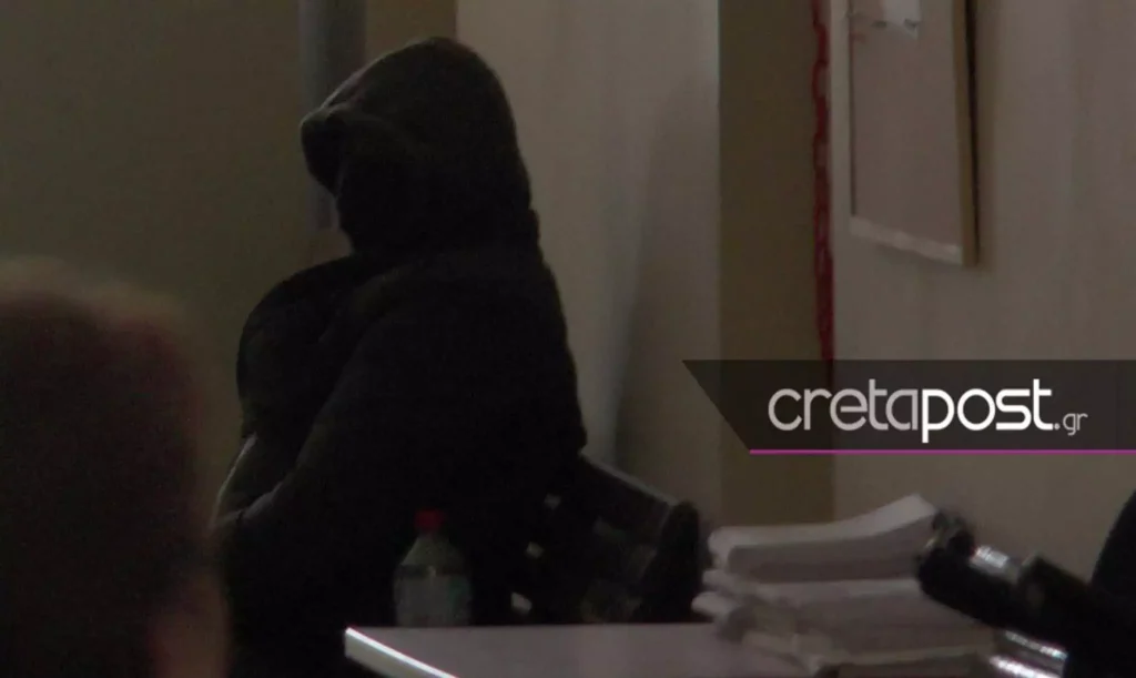 Ηράκλειο: Με κουκούλα και μάσκα στον ανακριτή ο λυράρης που κατηγορείται για κακοποίηση ανηλίκου και μαστροπεία