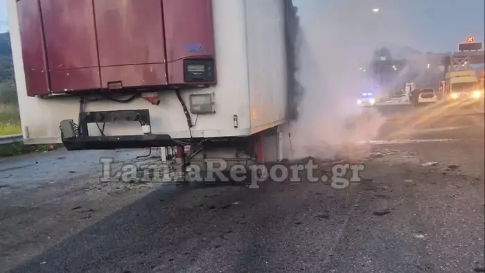 Αθηνών – Λαμίας: Νταλίκα «τυλίχτηκε» στις φλόγες εν κινήσει (φωτο)